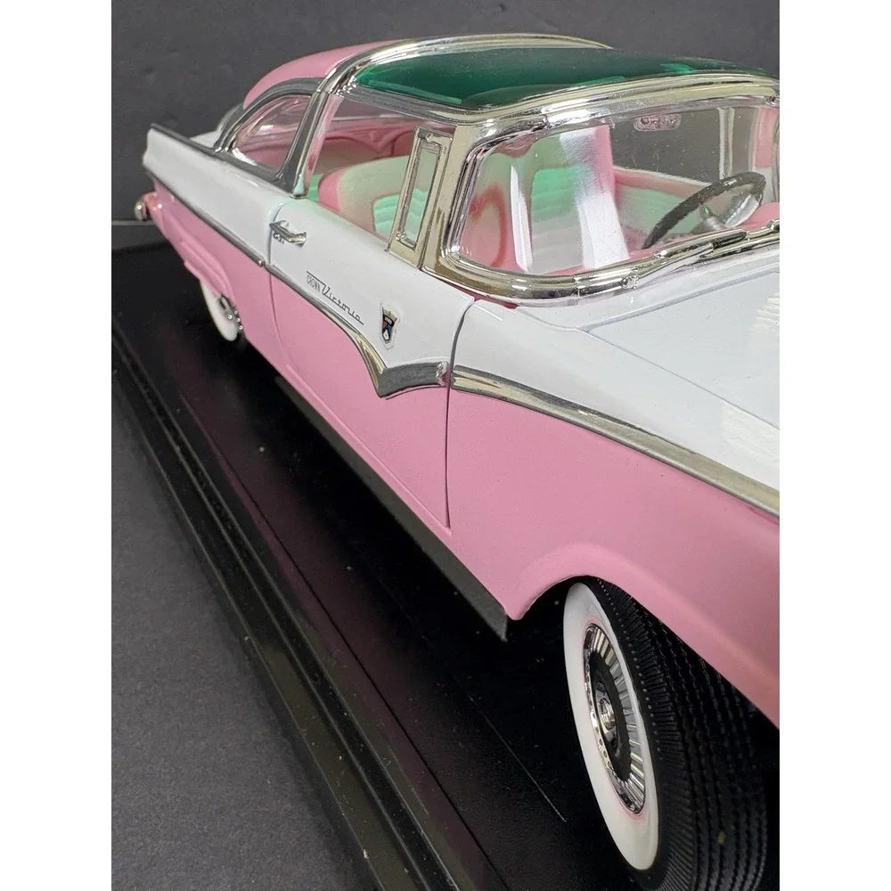 Road Signature 1955 Ford Fairlane Crown Victoria Pink White 1:18 Diecast